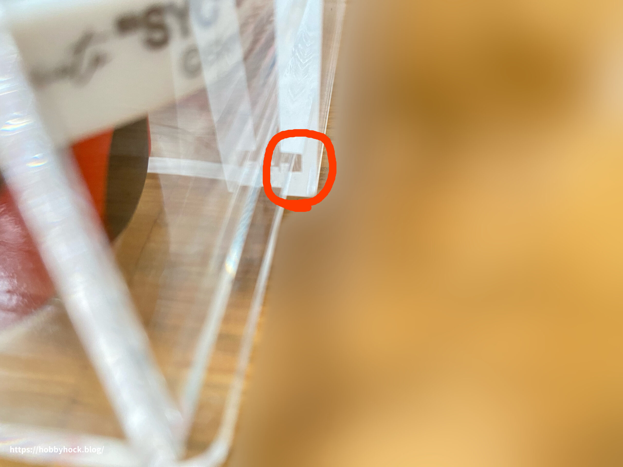 重なるアクリルケース2段引出・大の引き出しと本体にある隙間の画像